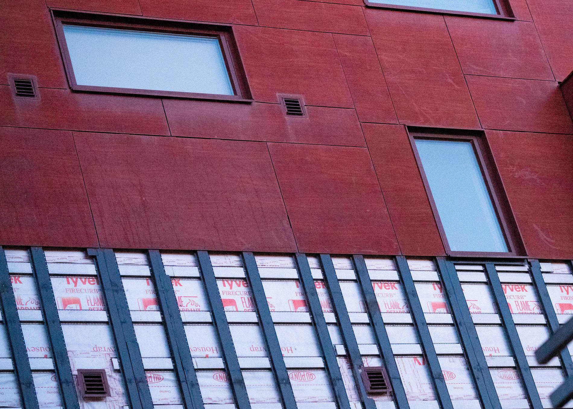 Ett höghus vid Dalaplan i Malmö har fått akutrenoveras efter att det upptäckts att husets fasadplattor är brandfarliga.