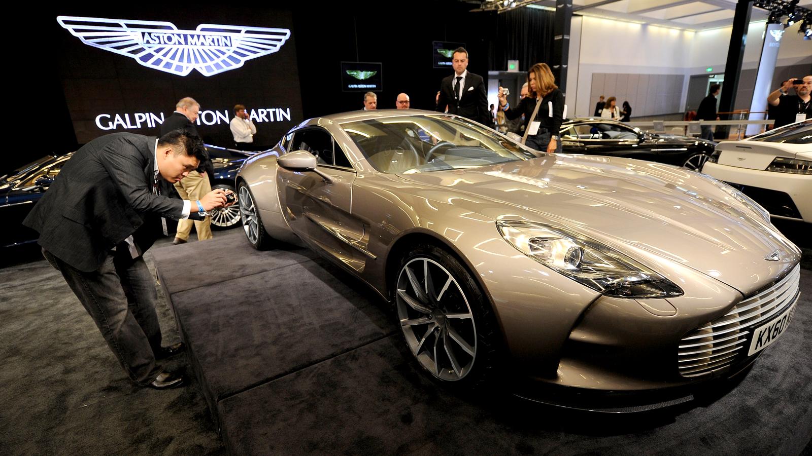 Aston Martin One-77  Brittisk limiterad lyx - byggs i 77 exemplar. Motor: V12. 750 hk. Acceleration: 0-100 km/tim på 3,7 s. Pris: 1,4 miljoner dollar - ca. 9 580 000 kronor.