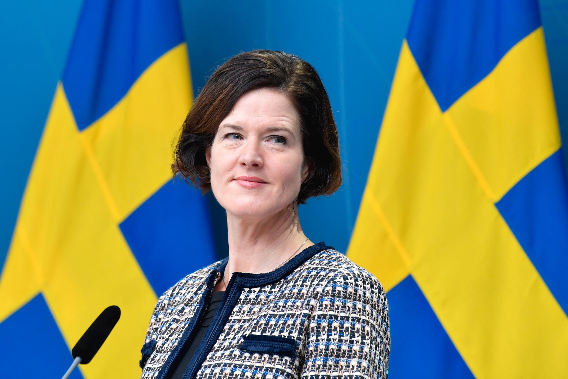 Tidigare M-ledaren Anna Kinberg Batra har fått i uppdrag att utreda om Sverige ska bli världens första kontantlösa land.