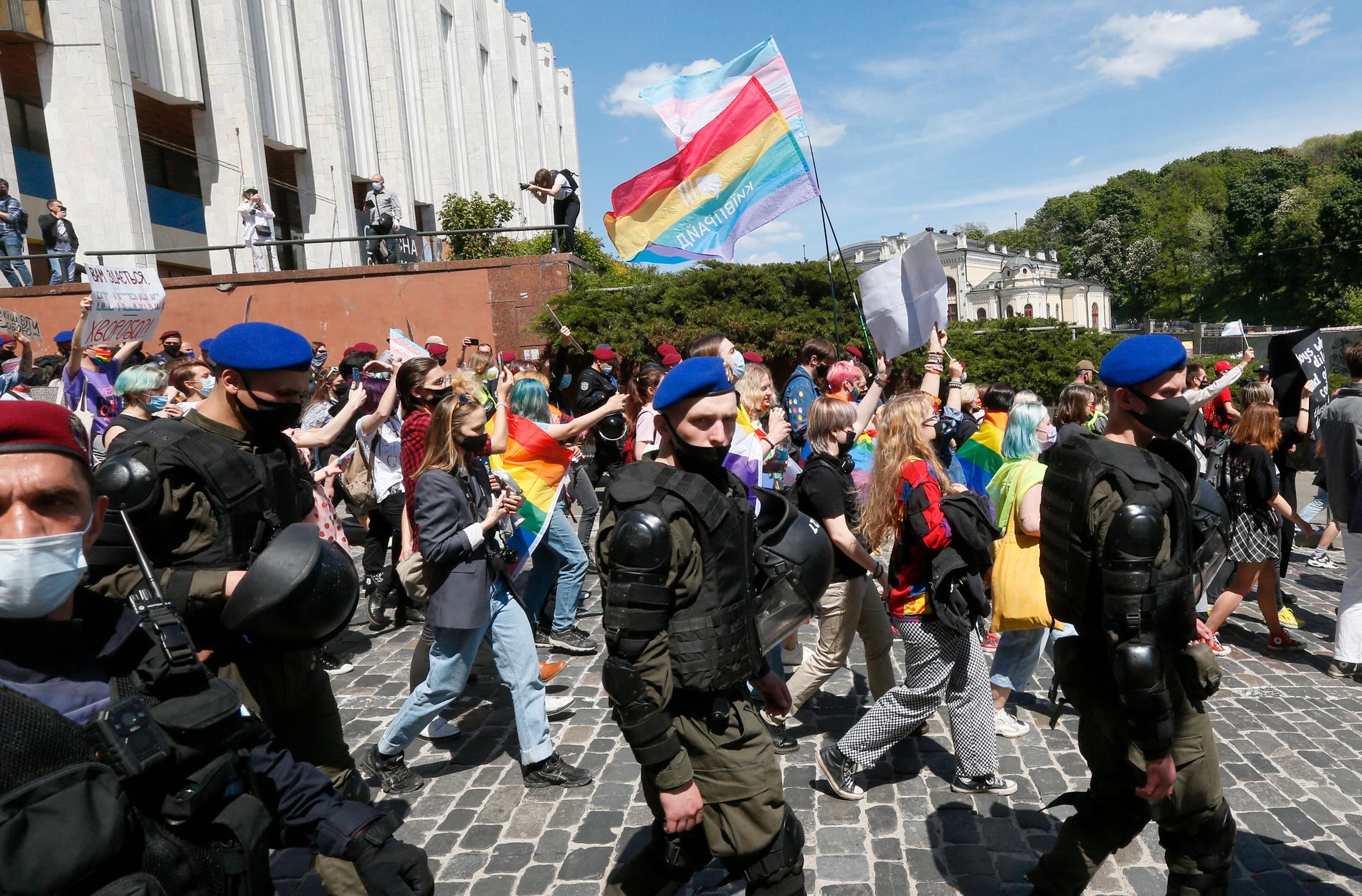 I maj 2021 hölls en trans-marsch i Kiev. Polisen skyddar aktivisterna från högerextremister.