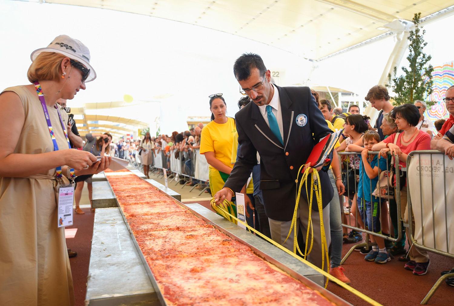Två ton mozzarellaost gick åt till pizzan. 300 meter av den skänks bort till behövande.
