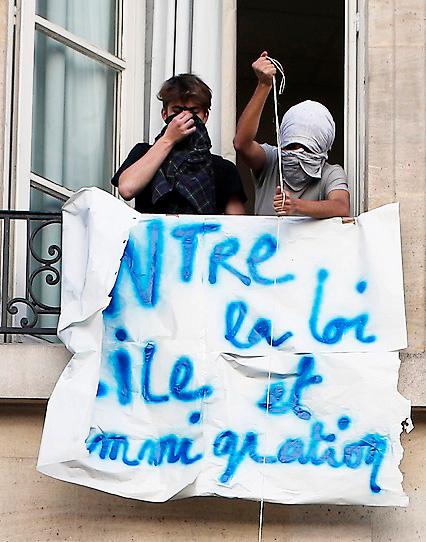 Studenter med en banderoll protesterar mot nya migrationslagar i samband med en ockupation av ett universitet i Paris  18 april i år.