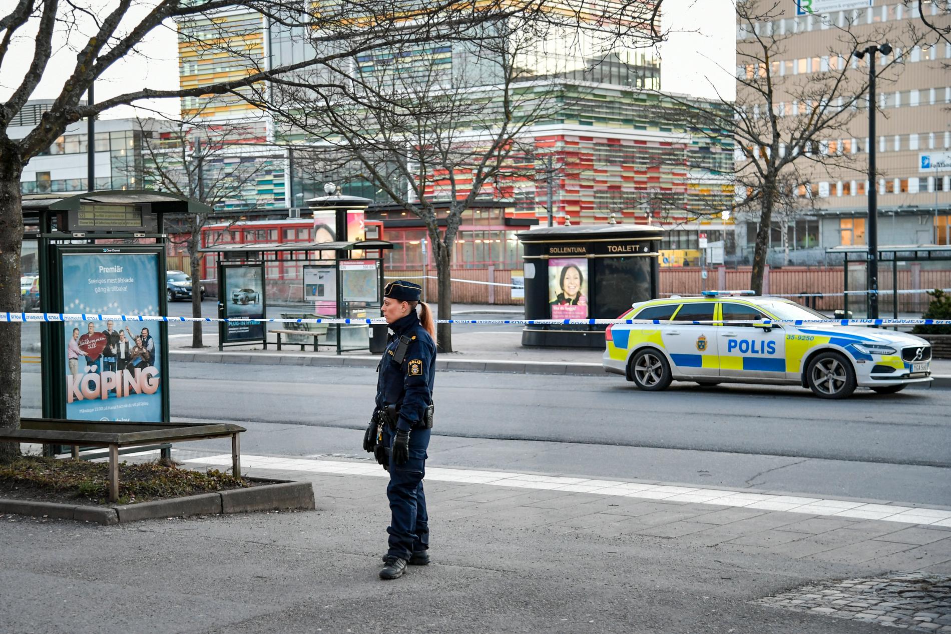 Polis på plats vid ett busstorg i Sollentuna centrum där en man sköts ihjäl på torsdagen.