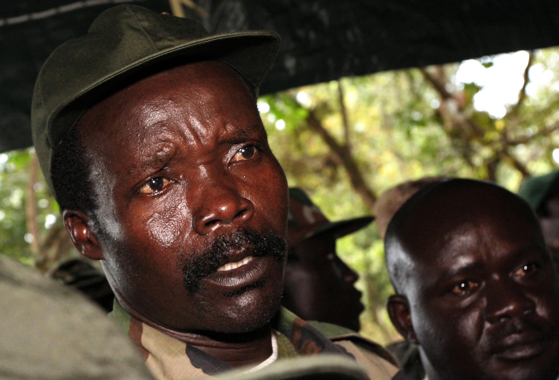 LRA-ledaren Joseph Kony (till vänster) pratar med journalister 2006. Arkivbild.