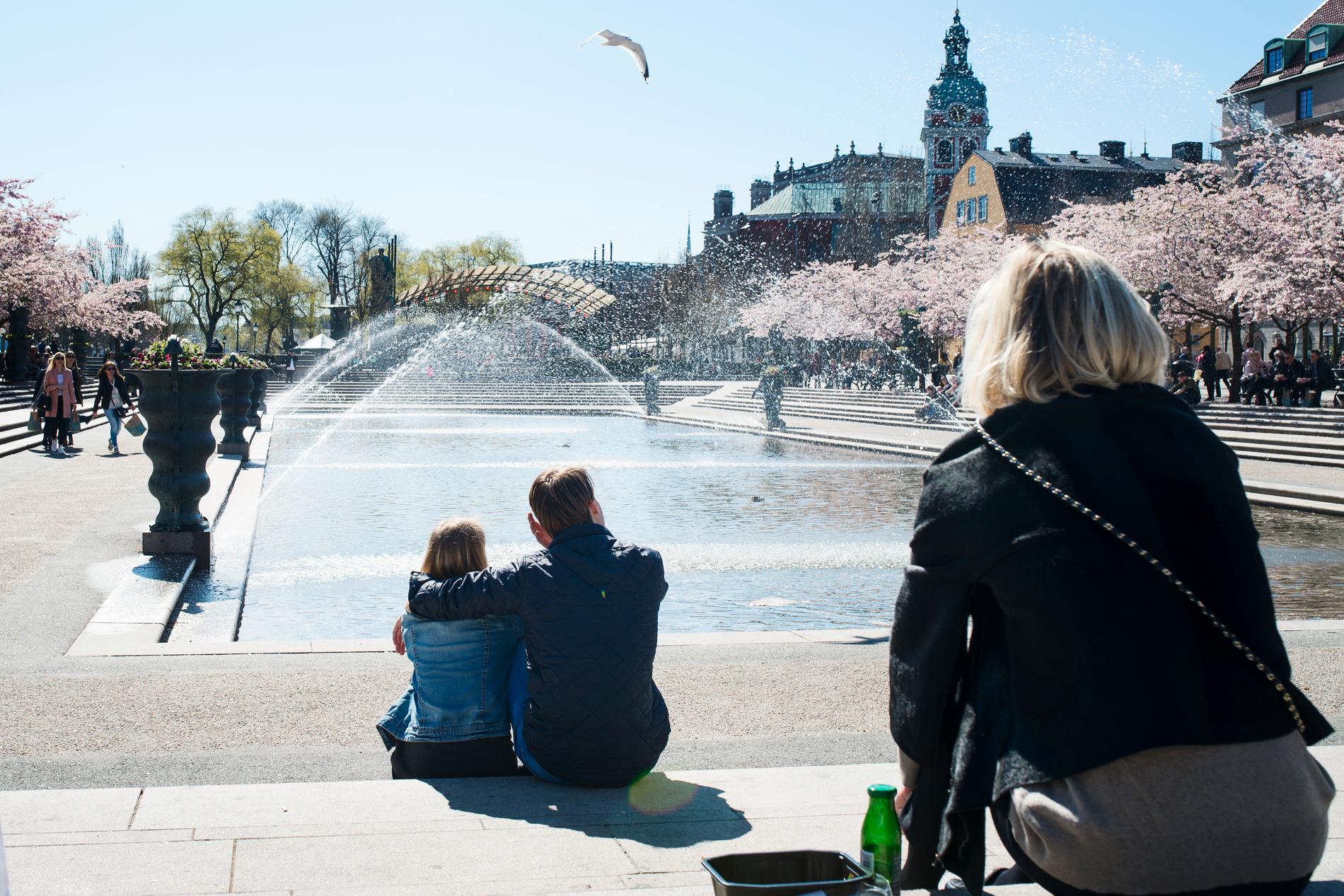 Många passade på att äta lunch i Kungsträdgården i Stockholm på tisdagen.