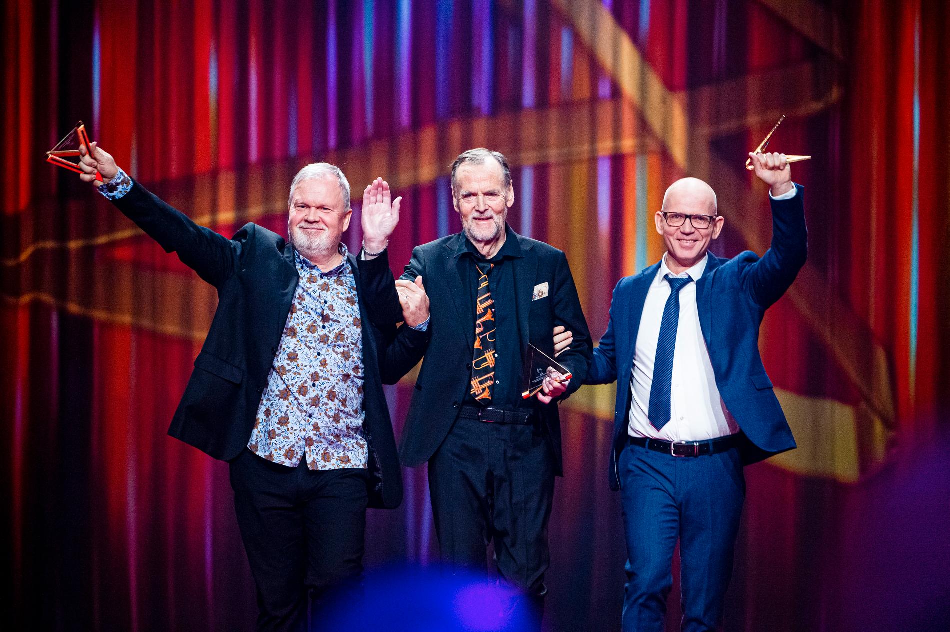 Torgny Söderberg mellan bröderna Per och Louis Herrey under Melodifestivalen 2020.