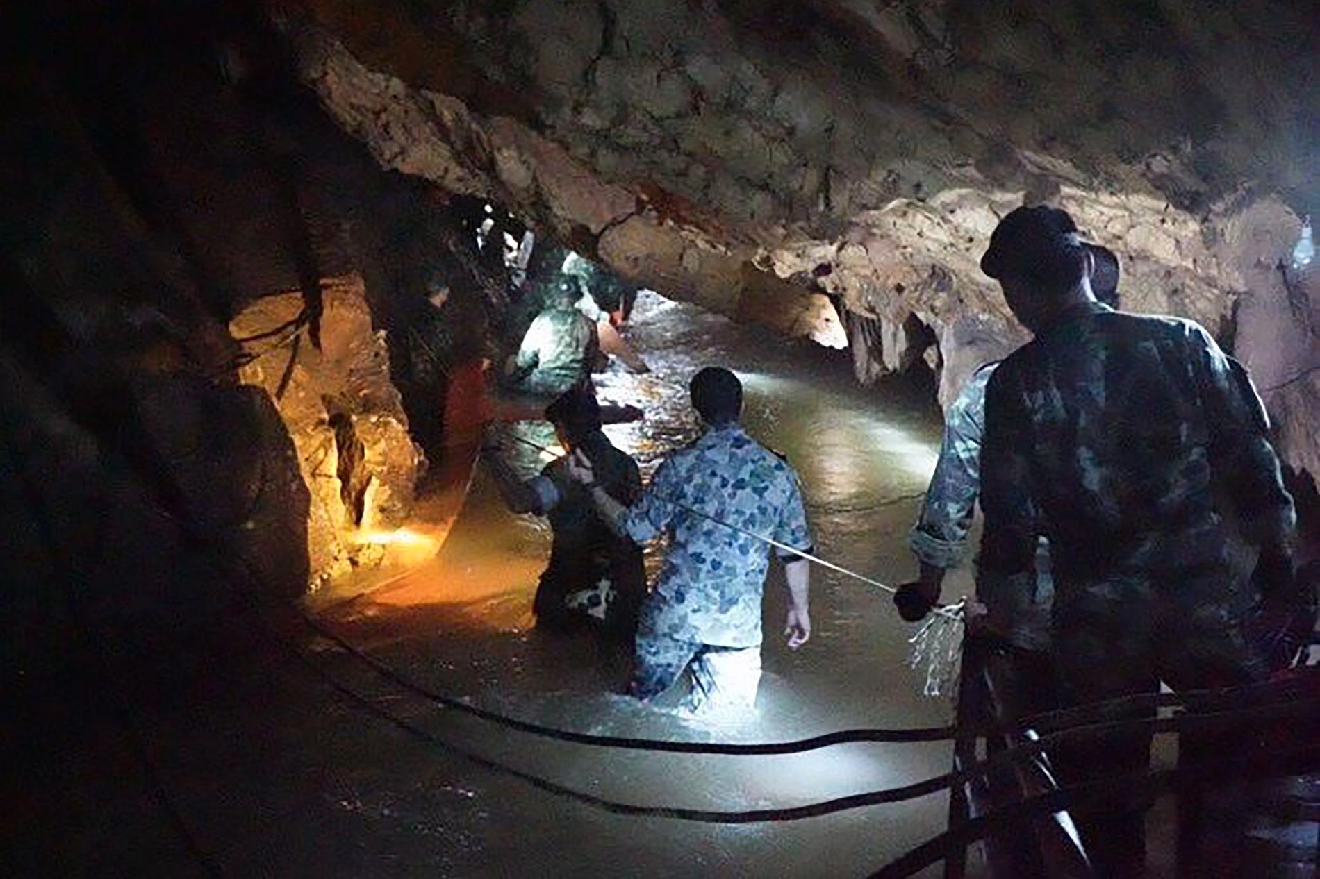 Dykare genomsöker en vattenfylld tunnel i Tham Luang-grottan under jakten på de försvunna pojkarna.