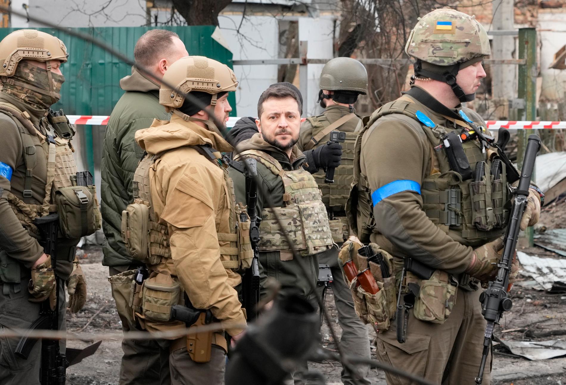 Enkligt Ukrainas president Volodomyr Zelenskyj har minst 300 civila torterats och mördats av ryska styrkor i förstaden. 
