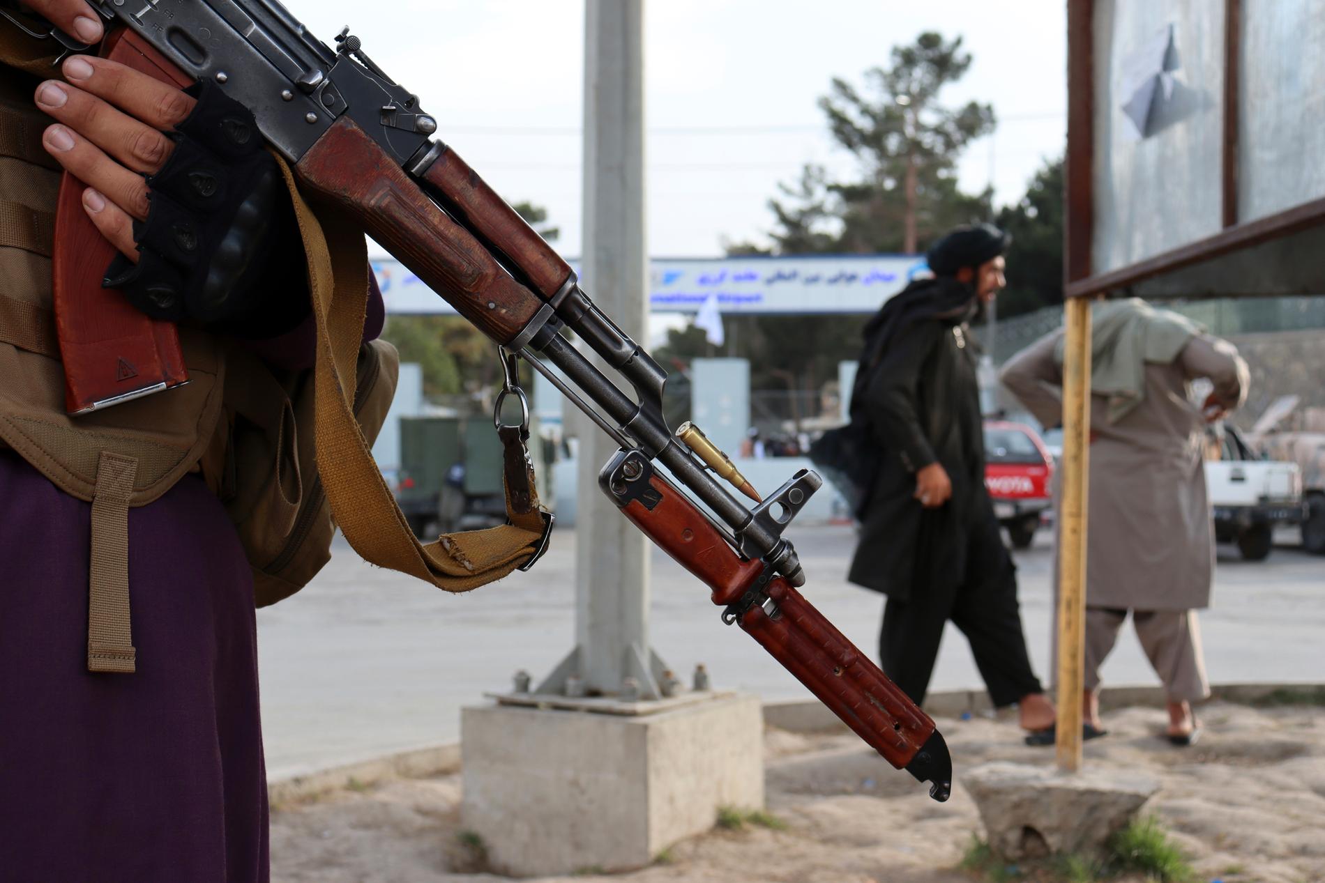 Talibaner håller vakt vid flygplatsen i Kabul, efter det att det sista amerikanska planet lyft.