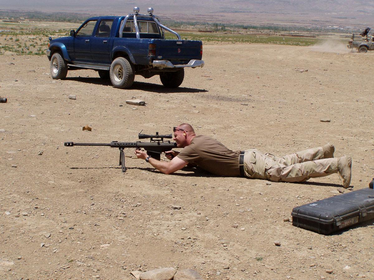 En amerikansk soldat övningsskjuter med ett snarlikt gevär.