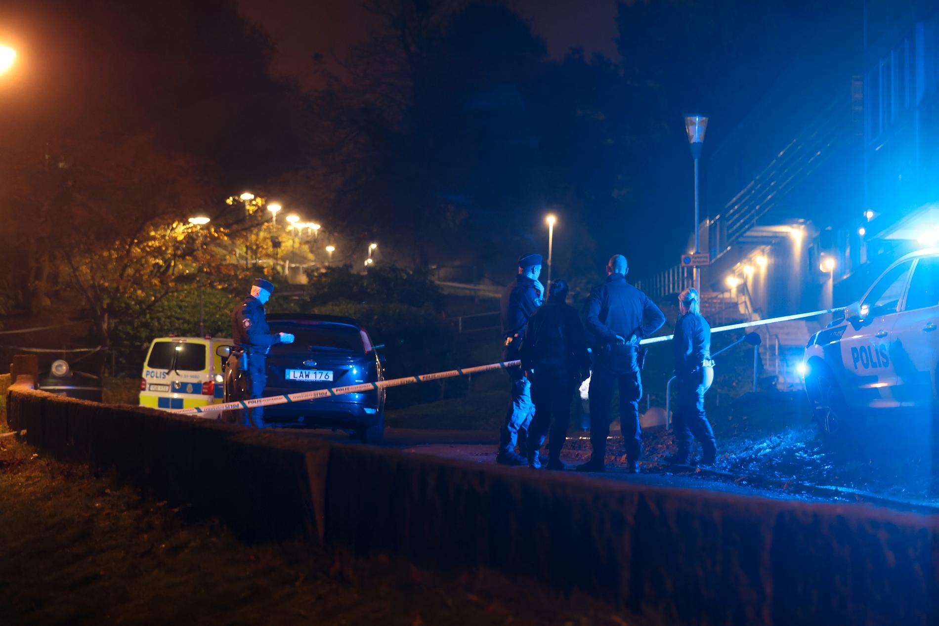 Stor polisinsats efter att en man skjutits i Björndammen.