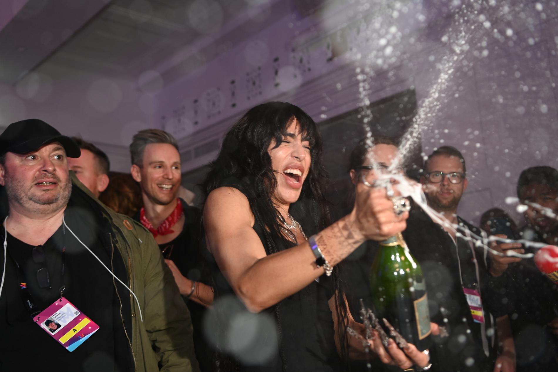 Loreen firade med ett rejält champagnesprut.