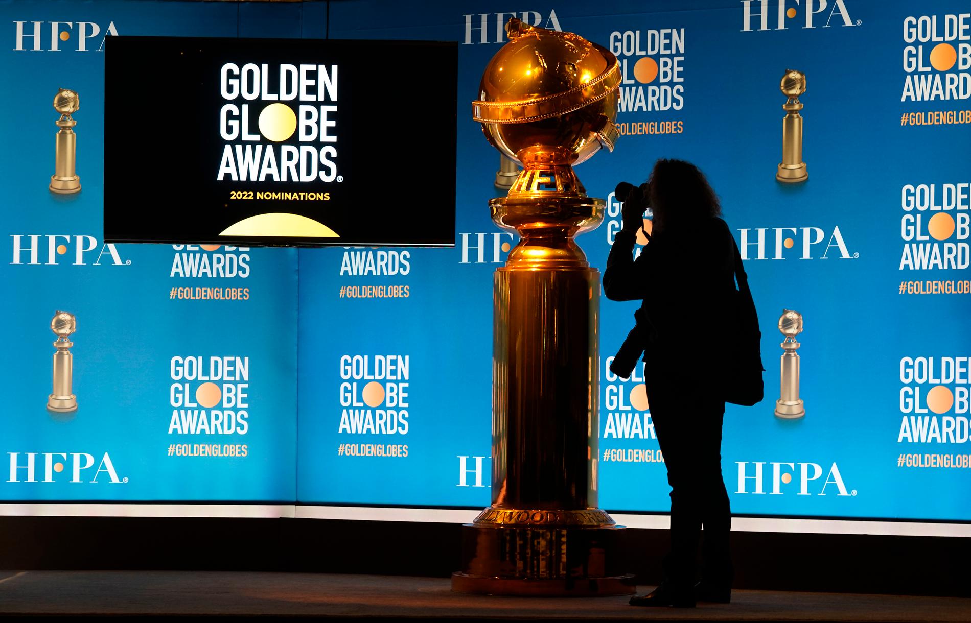 En fotograf tar en bild på Golden Globe-statyetten i samband att nomineringarna presenterades i december.