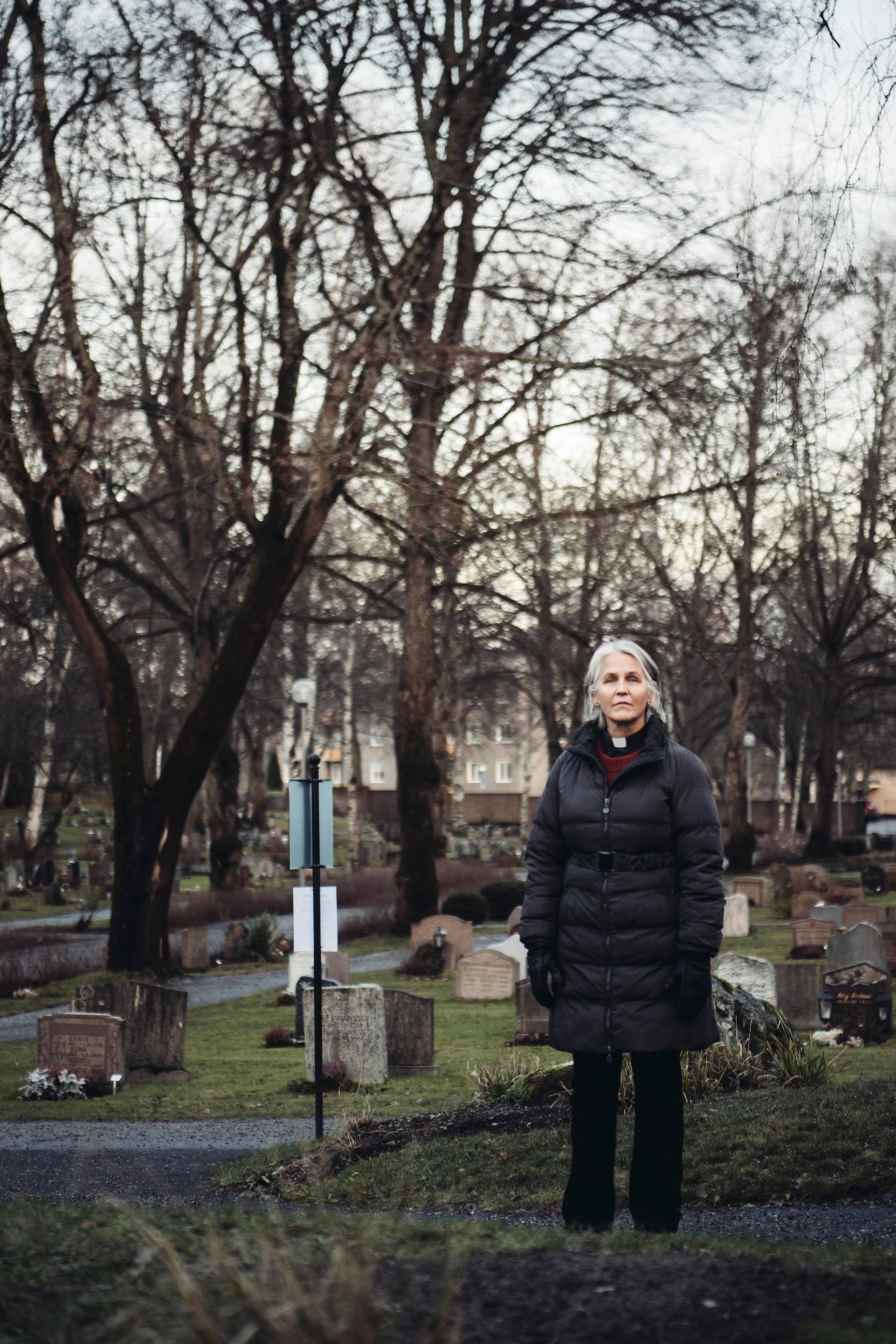 – Begravning med urna har blivit ett nytt sätt att lösa vår tids problem med att hinna med, säger Birgitta Söderberg, här porträtterad vid Tomtberga kyrkogårds askgravlund i Huddinge.