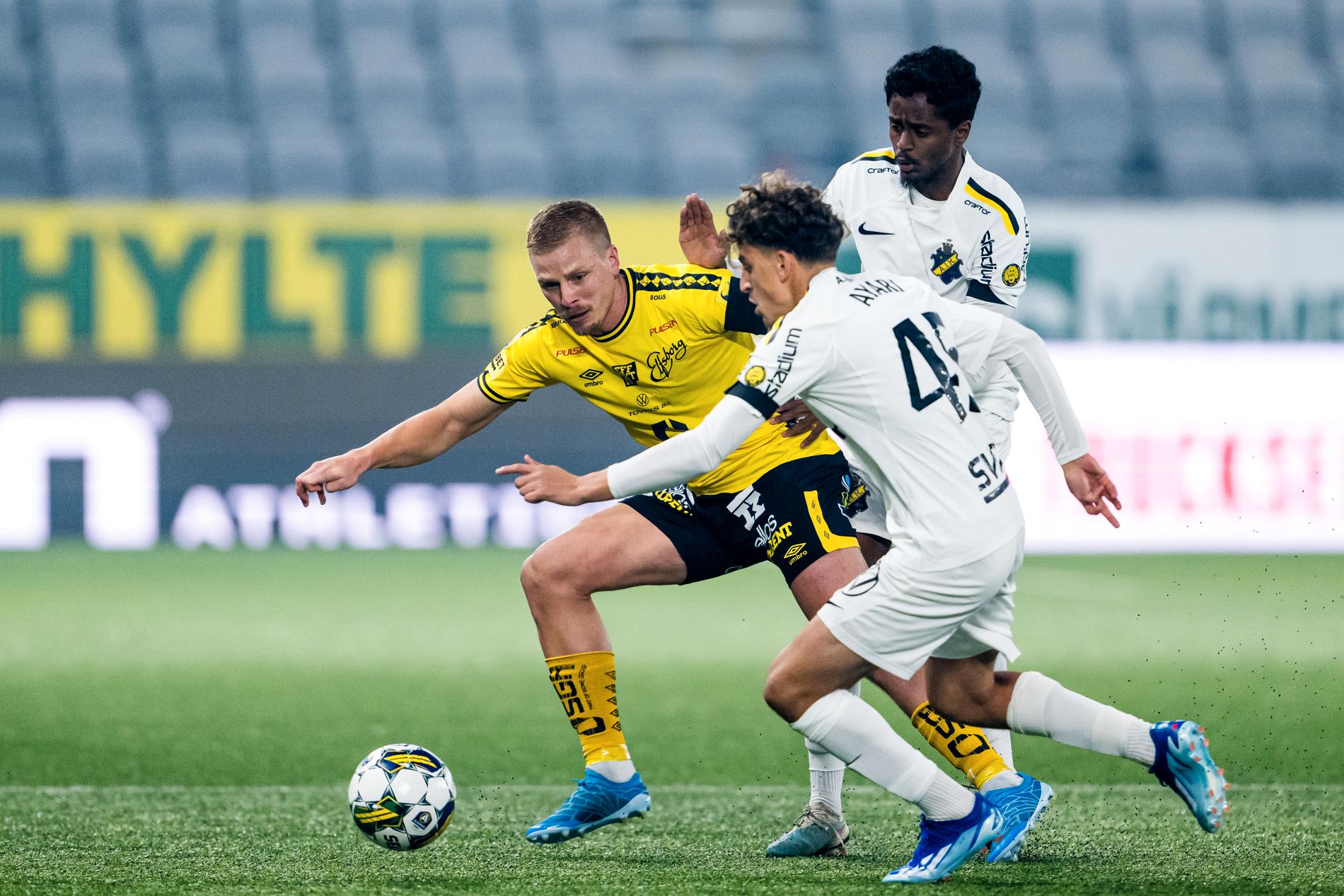 Elfsborgs Per Frick i duell med AIK:s Abdihakin Ali.