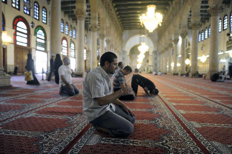 STORA SKILLNADER Muslimer ber i en moské i Damaskus. De flesta muslimer tror på en gud och att Muhammed är hans profet, men det finns stora skillnader i känslan av förpliktelse gentemot religionen, skriver forskaren Eli Göndör. Foto