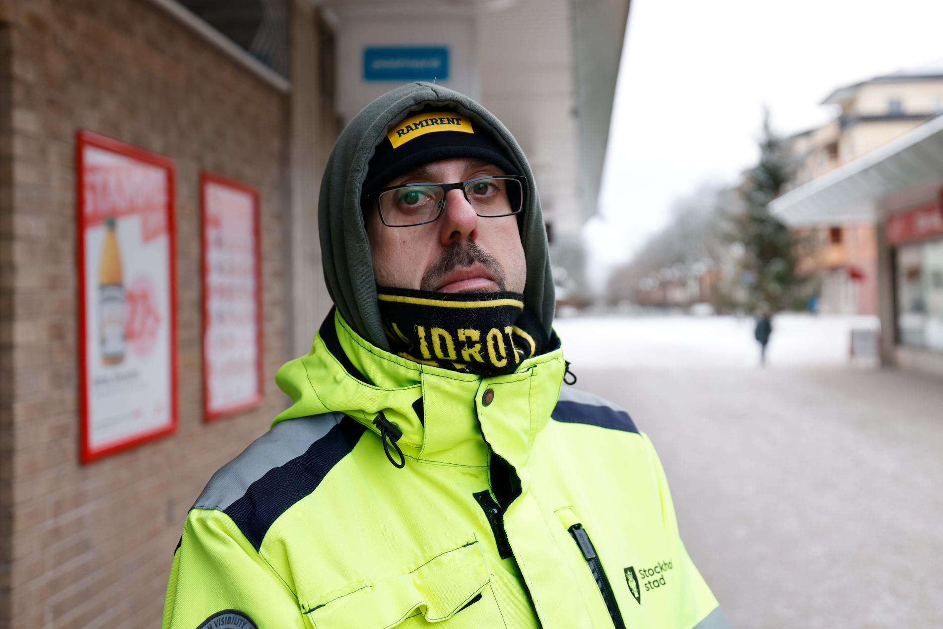 Ömer Berglund Larsson, 40, jobbar i Dalen. Han är ledsen över att det är så många skjutningar. Och han är rädd, eftersom man aldrig vet när det kan ske. 
