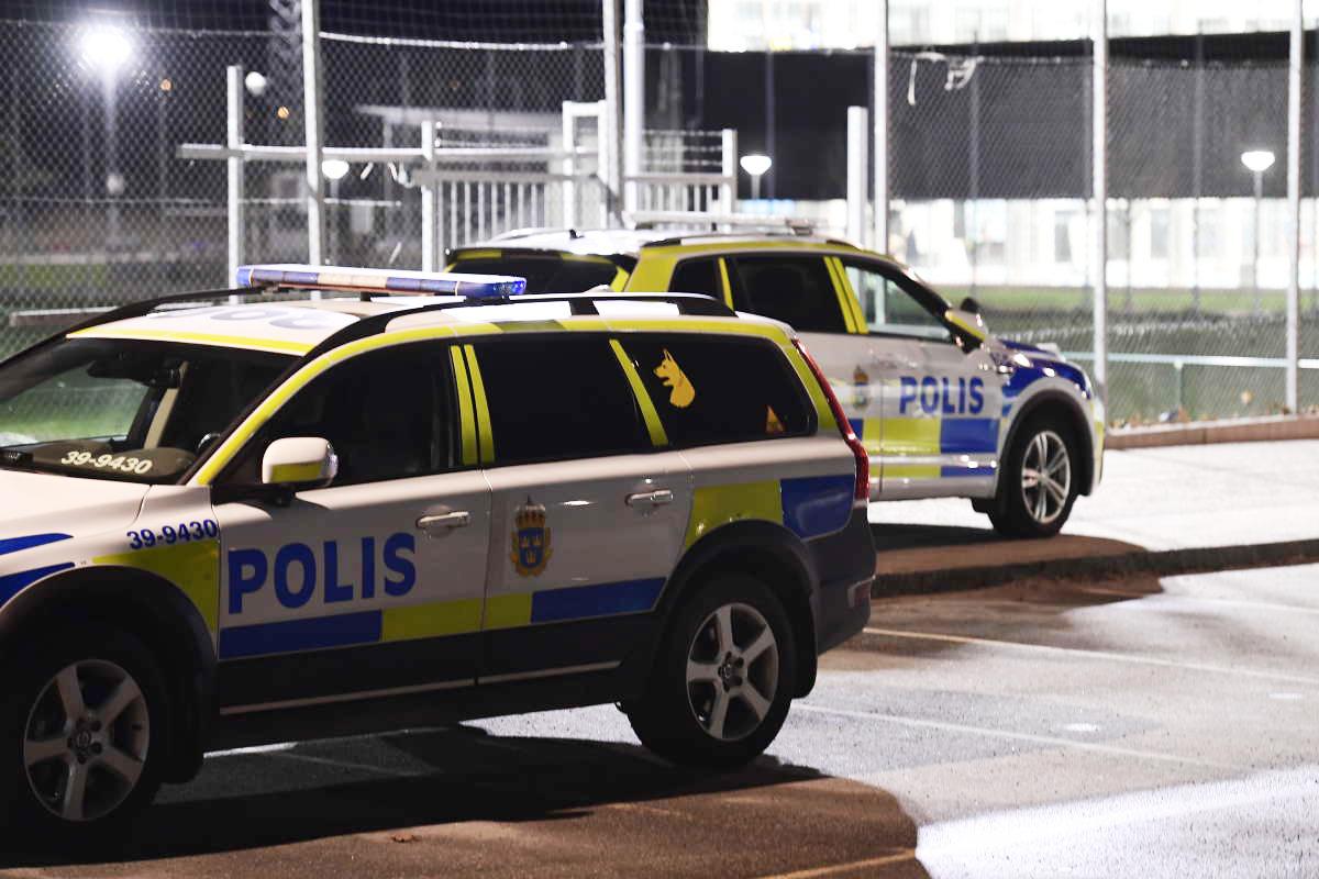 Polis på plats efter ett misstänkt knivdåd i Upplands Väsby.