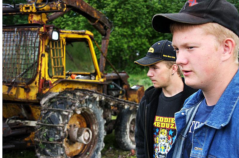 CENTIMETER FRÅN ATT KROSSAS Lars Johnsson satt fast i leran när skogsmaskinen började mangla honom. Han räddades av sina kompisar Joakim och Elias.