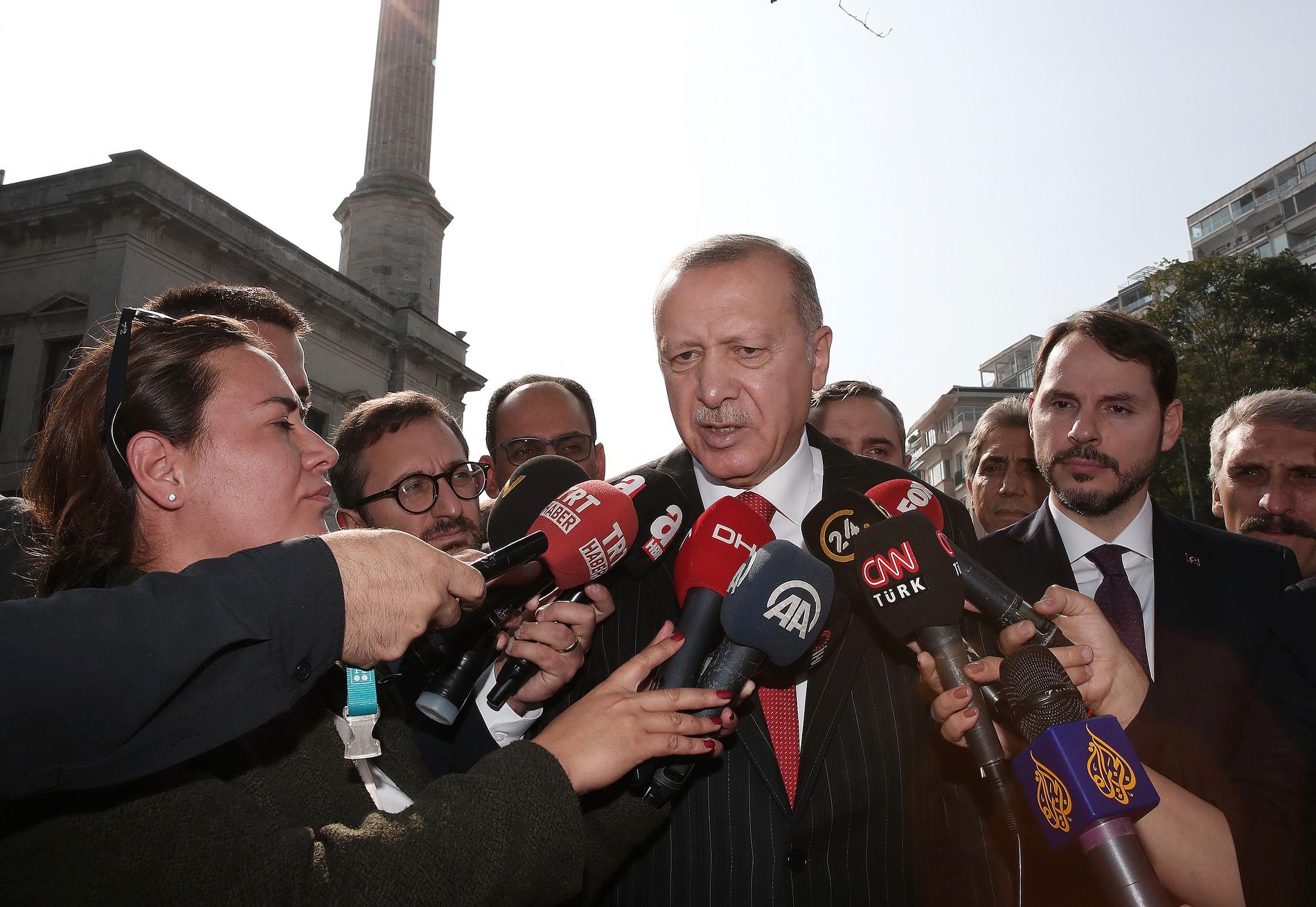 Turkiets president Recep Tayyip Erdogan talar journalister om landets offensiv in i nordöstra Syrien.