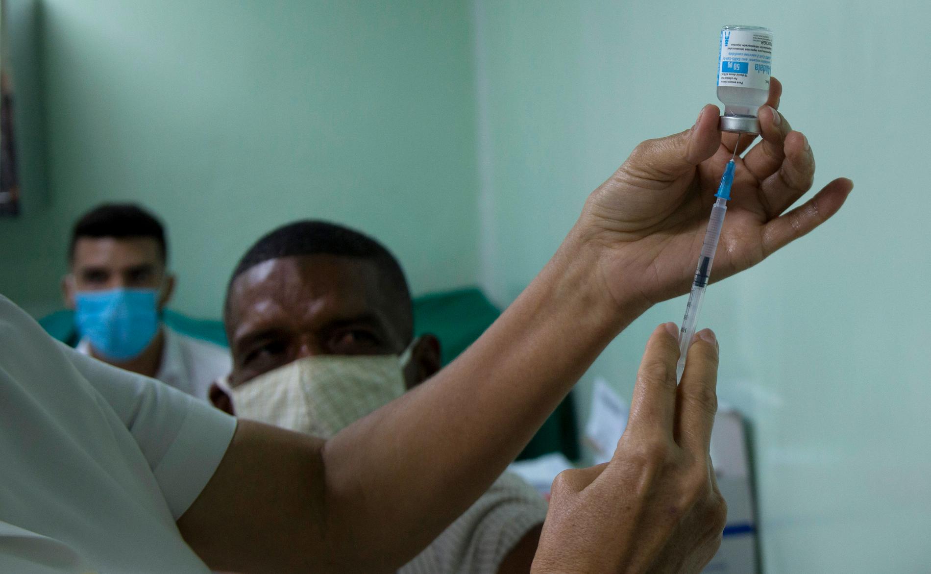 En man väntar på sin vaccinspruta i Cienfuegos på Kuba. (Arkivbild från maj 2021).