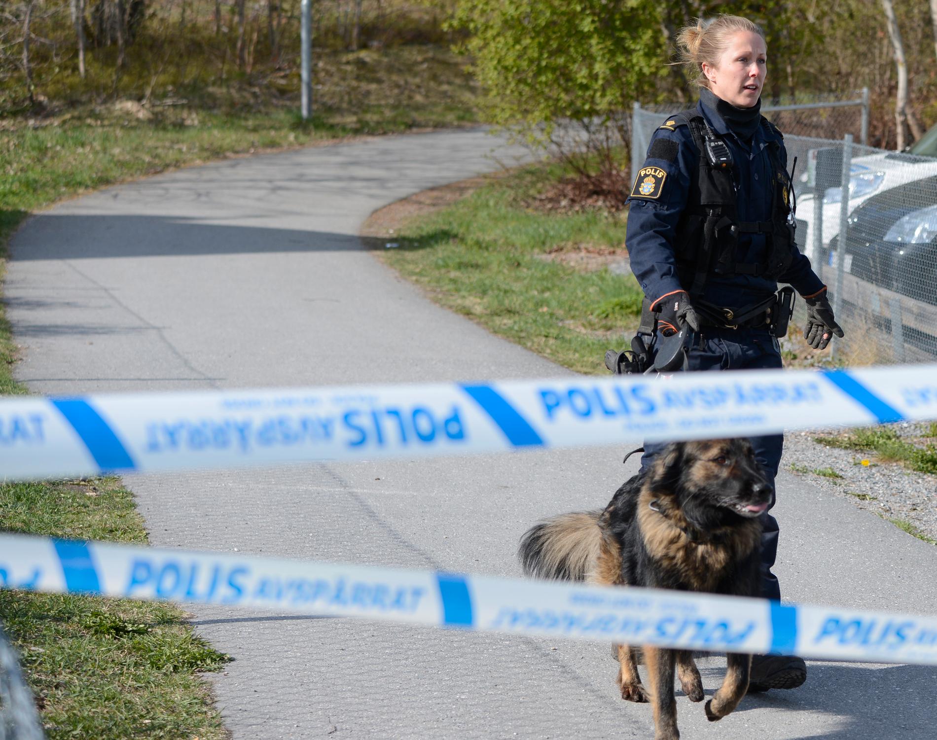 Polisen är på plats vid en skola i Märsta fter att en död kvinnan hittats på platsen.