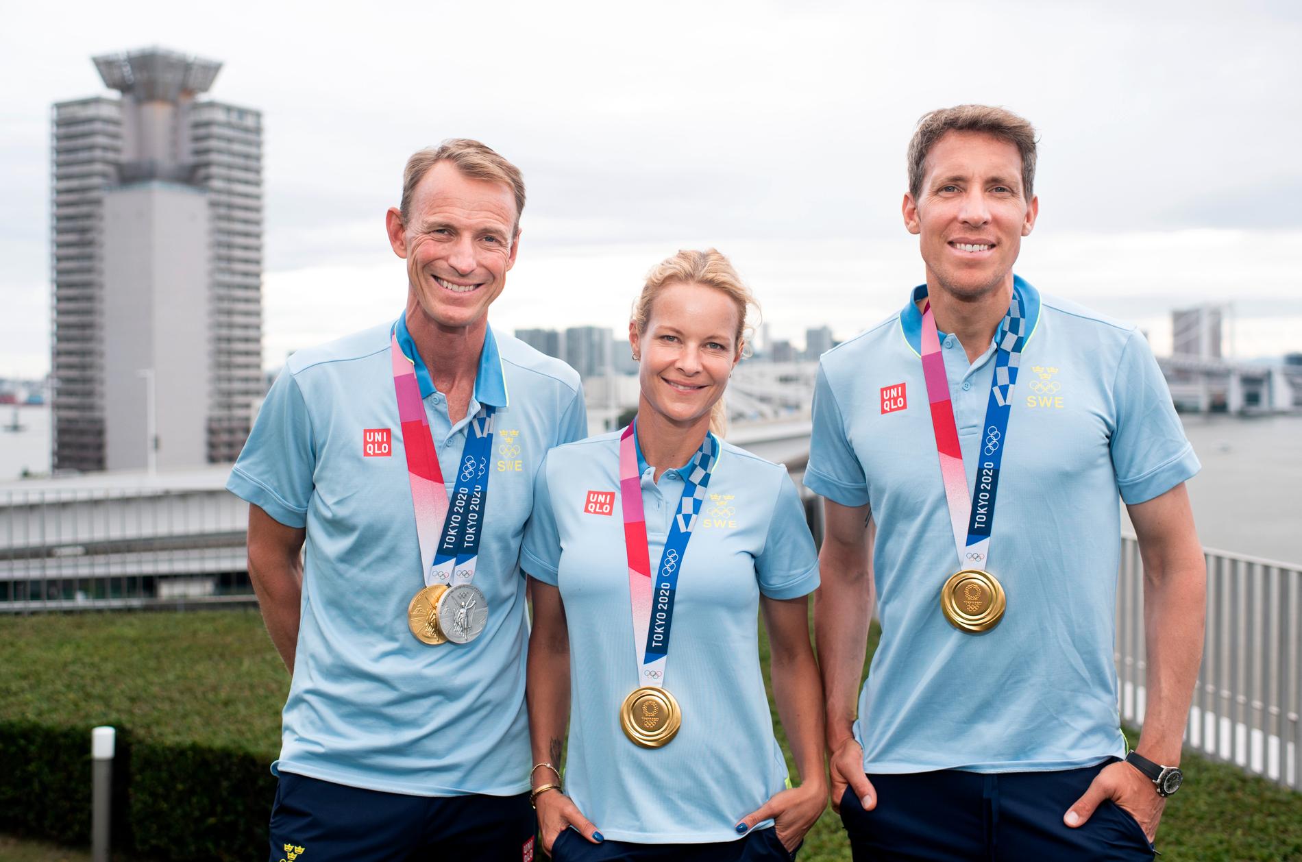 Peder Fredricson, Malin Baryard Johnsson och Henrik von Eckermann med sina guld från lagtävlingen i OS.