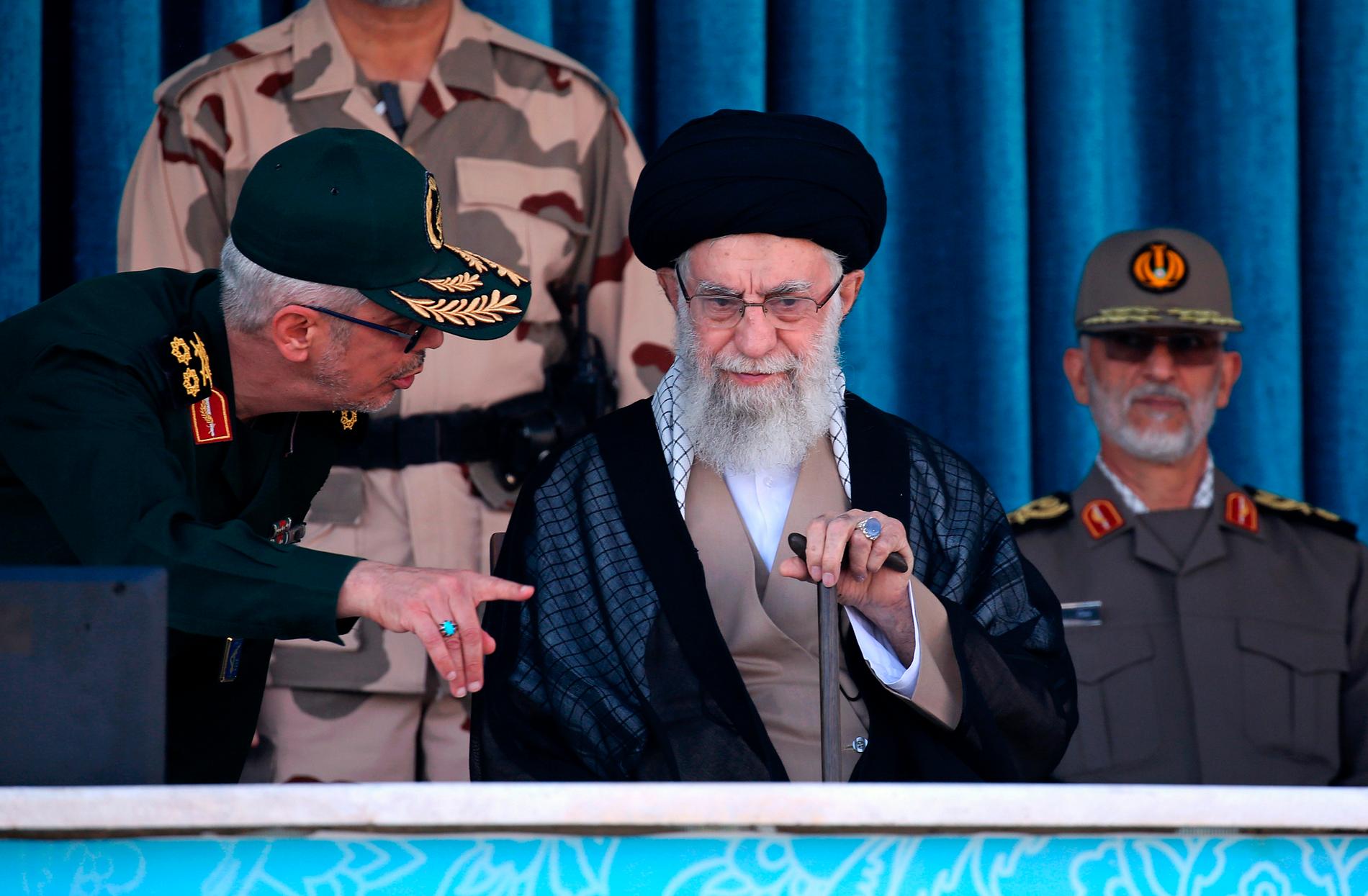 Ayatolla Ali Khamenei kommenterade i måndags protesterna. Han anklagade USA och Israel för att ligga bakom. 