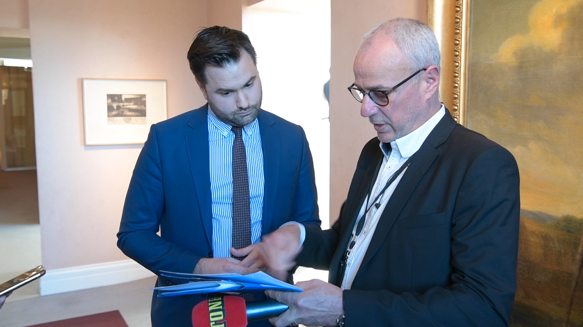 M-toppen Erik Bengtzboe konfronteras av Aftonbladets reporter Richard Aschberg.
