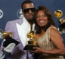 Alltid vid sonens sida Kanye West sörjer mamma Donda som dog i helgen, endast 58 år gammal.