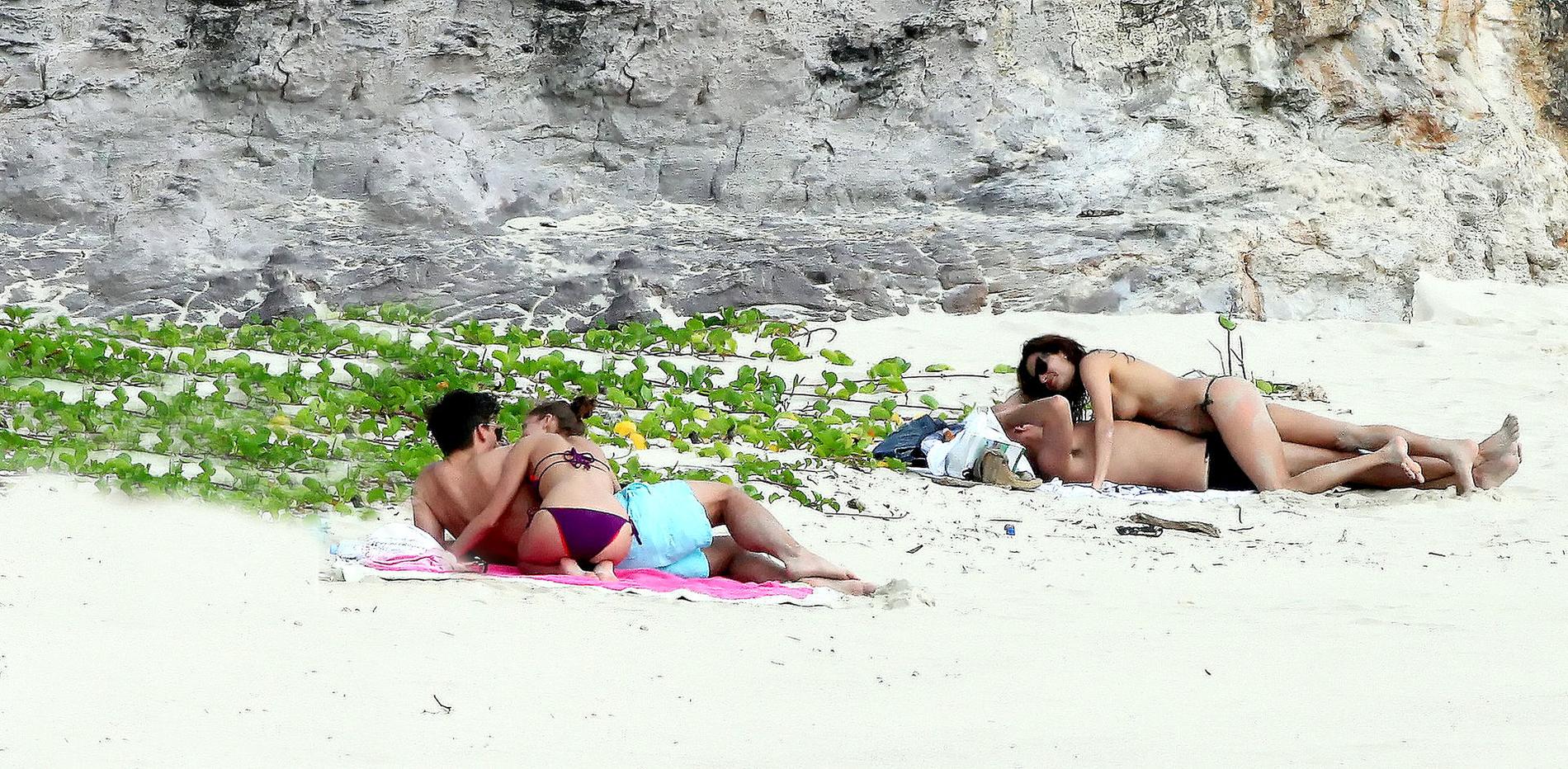 Det är inte varje dag man får chansen att bevittna lite sandlag, så ”The City”-stjärnan Olivia Palermo, 24, och modellpojkvännen Johannes Huebl, 29, tog vara på tillfället och bänkade sig på rad ett på stranden på St Barth innan de fortsatte att gosa själva.