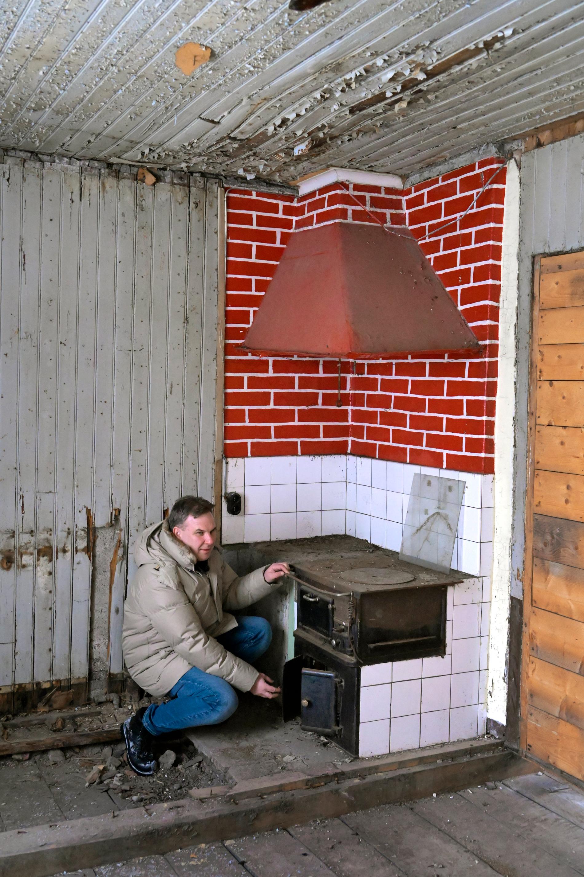 Robert Danielsson visar köket i ett ödehus som är till salu.