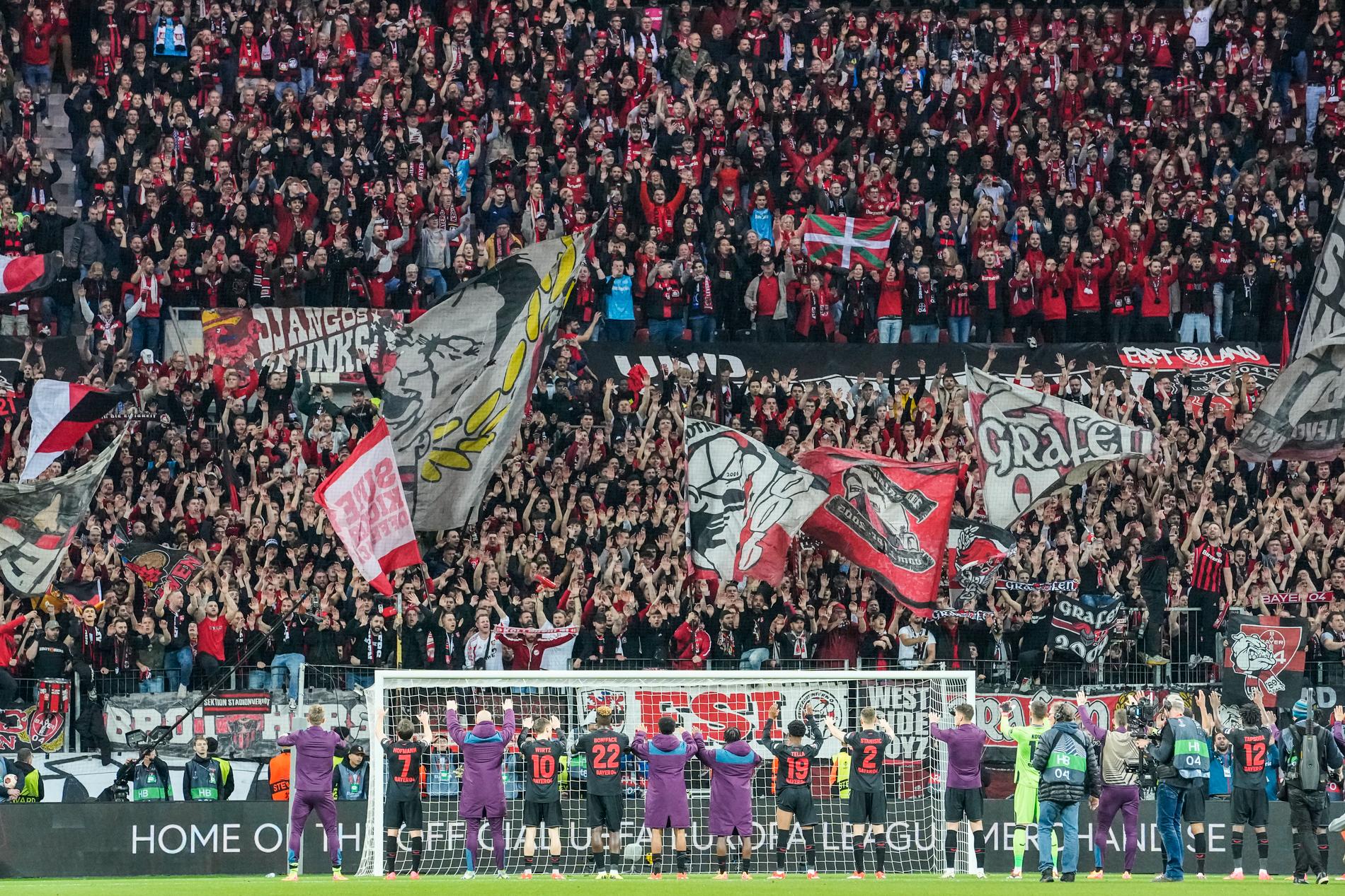 Bayer Leverkusen tackar publiken efter 2–0-segern mot West Ham i Europa League, klubbens 42:a raka match utan förlust. 
