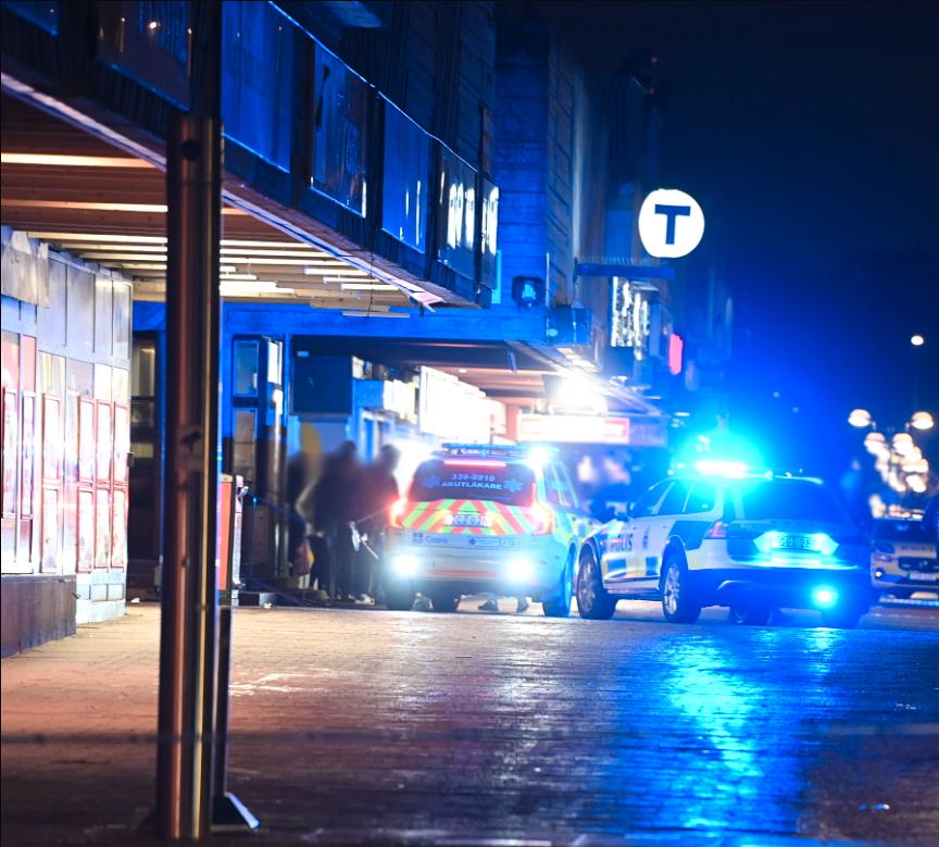 Polisen var snabbt på plats efter larmet om skjutningen i Skärholmen i onsdags. 