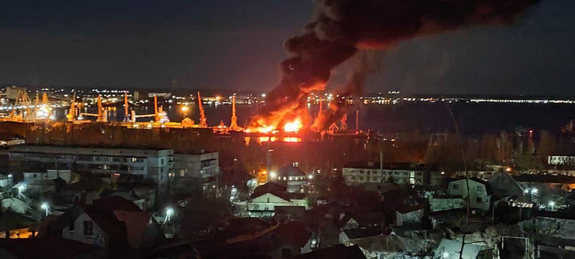 Ryssland bekräftar att skeppet har skadats, medans Ukraina påstår att det förstördes helt i attacken