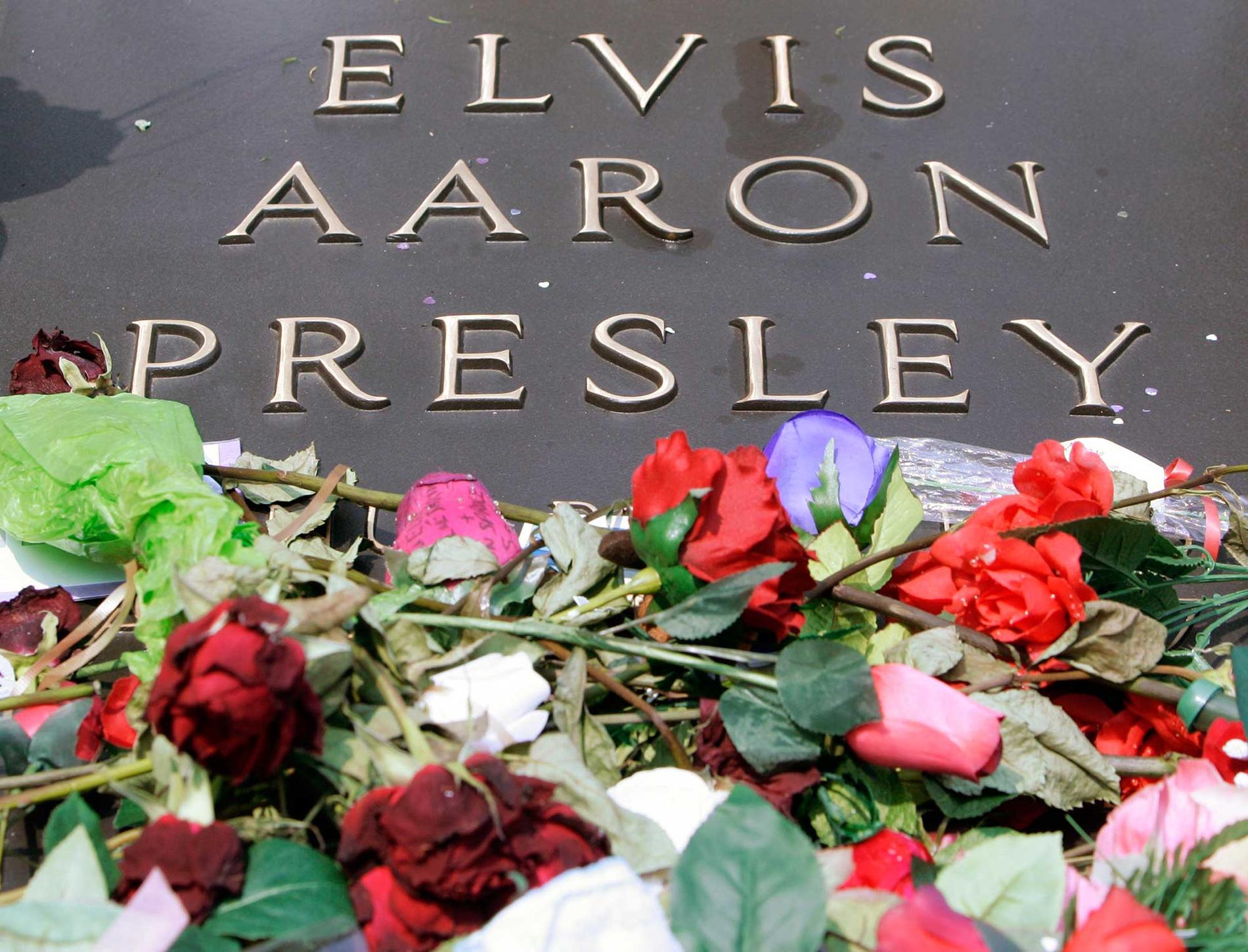 Elvis Presley dog 1977, hans ligger begravd i sitt hem Graceland i Memphis, Tennessee.