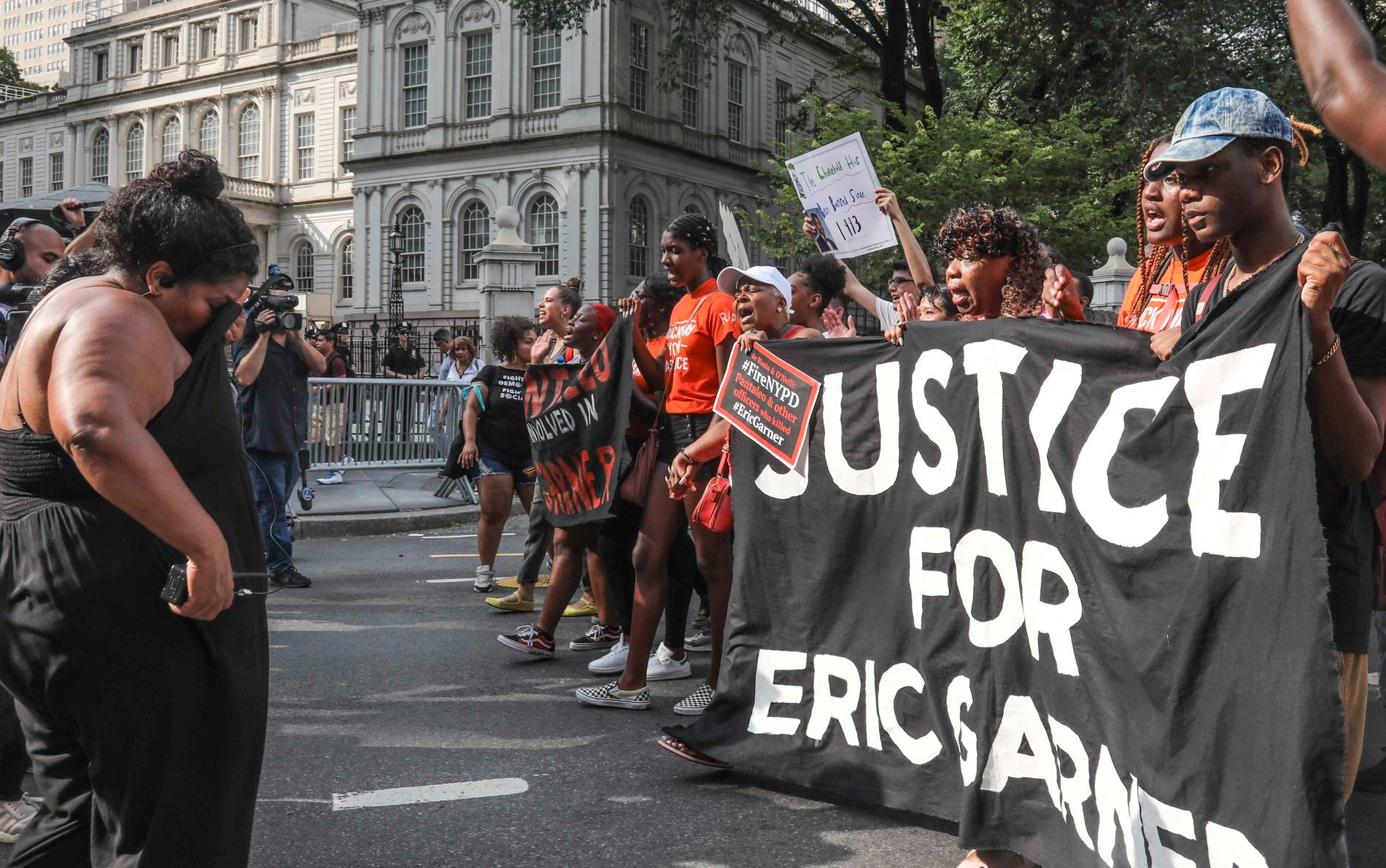 Eric Garners mamma, Gwen Carr (tredje från höger) var en av dem som i juli protesterade mot beskedet att inte åtala polismannen som anklagas för Garners död fem år tidigare.