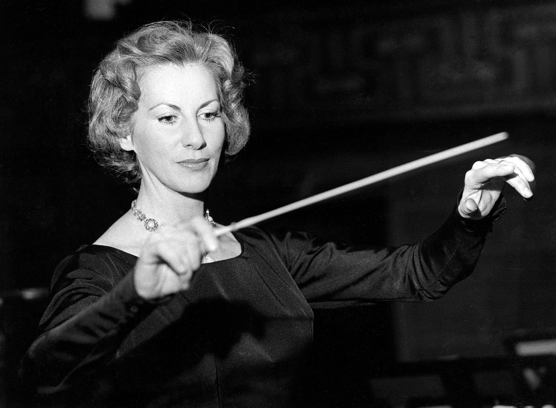 År 1959: Sveriges första kvinnliga dirigent Ortrud Mann leder sin orkester – här under ett framträdande i Stockholms Konserthus där verk av Jean Sibelius framförs. Arkivbild.