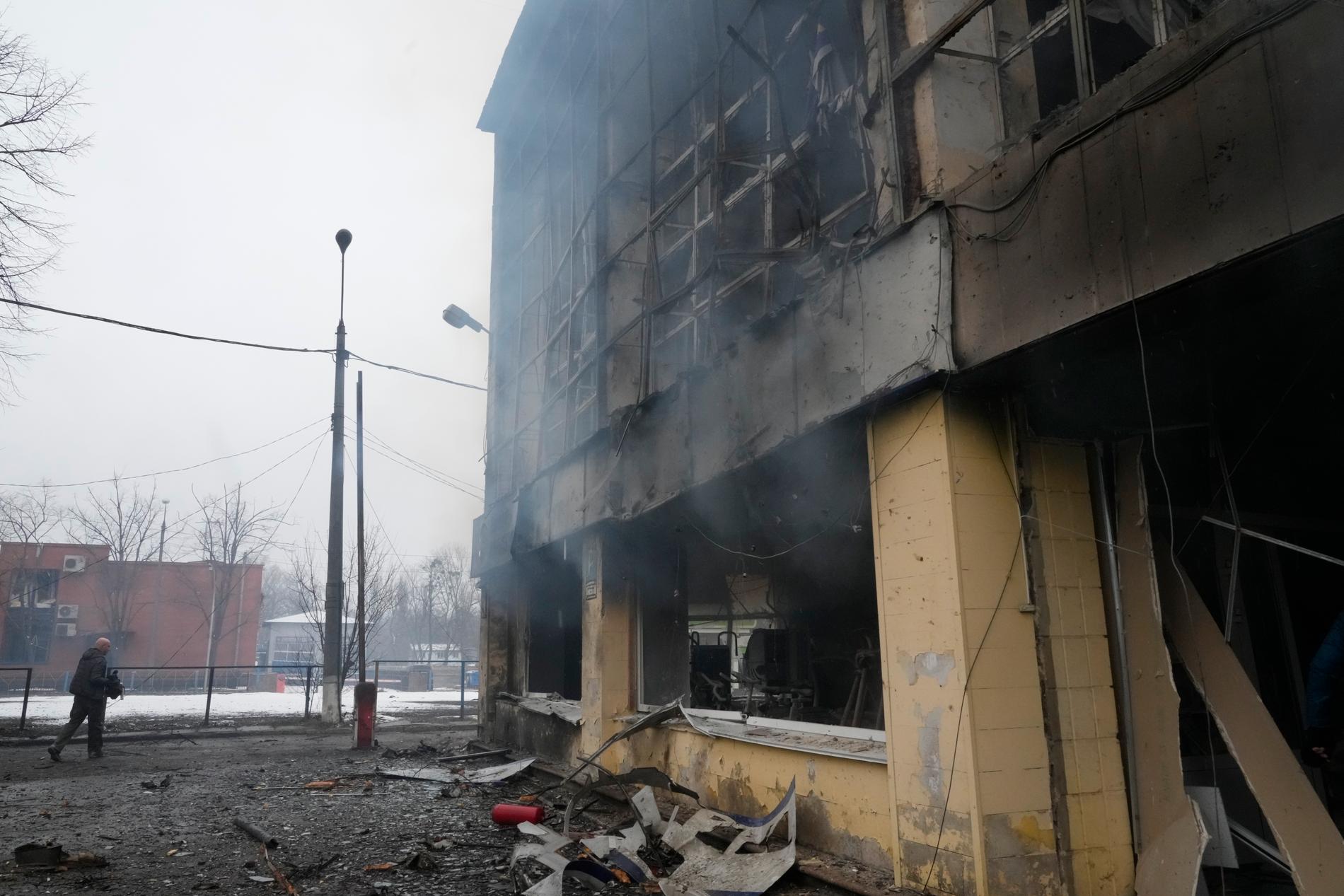 Ett sönderbombat gym i huvudstaden Kiev i Ukraina. De ryska styrkorna har de senaste dagarna trappat upp sina angrepp mot tättbebyggda stadsområden i landet.