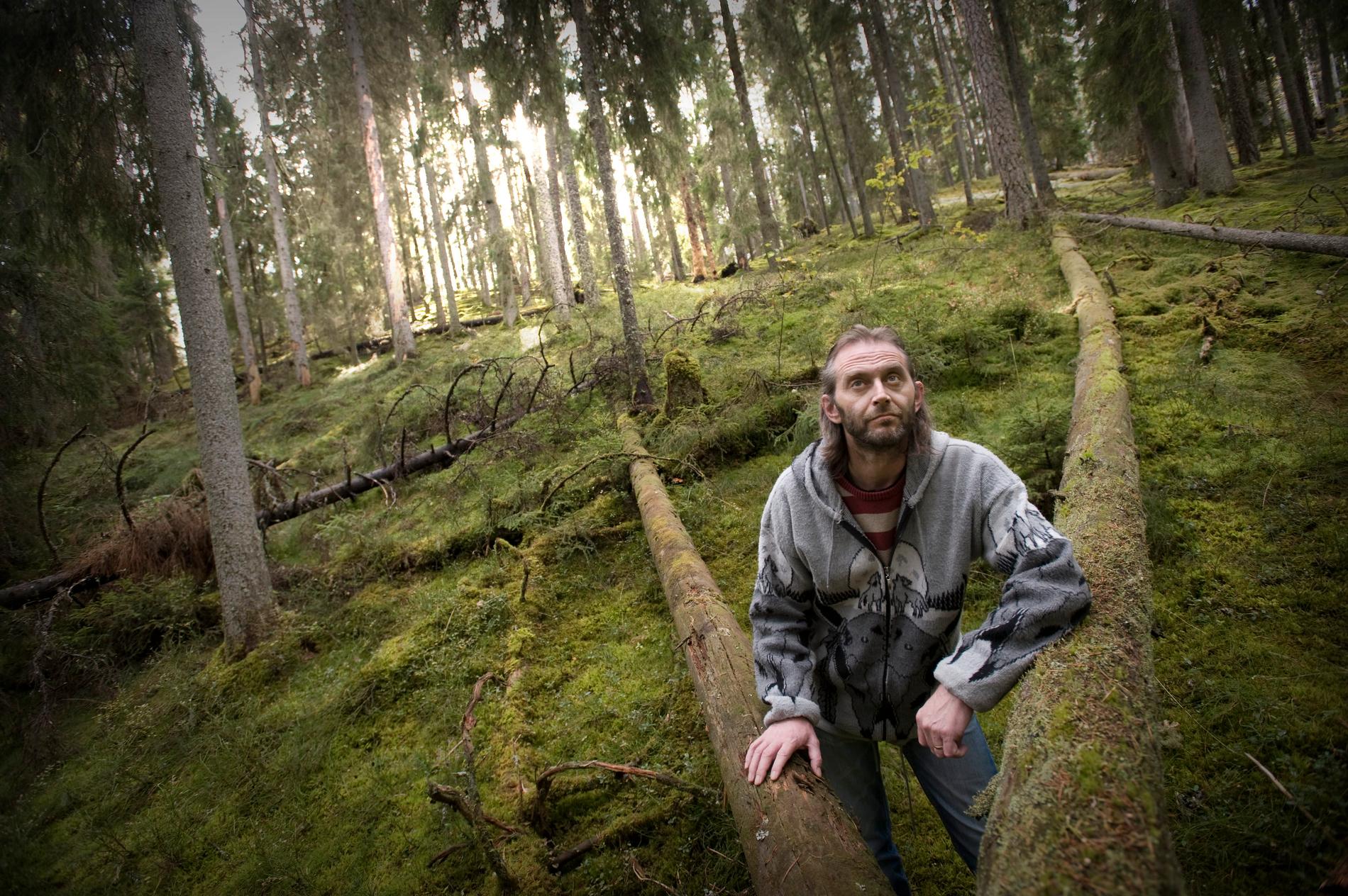 Naturfotografen Terje Hellesö blev påkommen med att ha manipulerat sina bilder. Han flydde till skogs, hämtades, kördes till psykakuten och stängdes ute från sin egen festival.