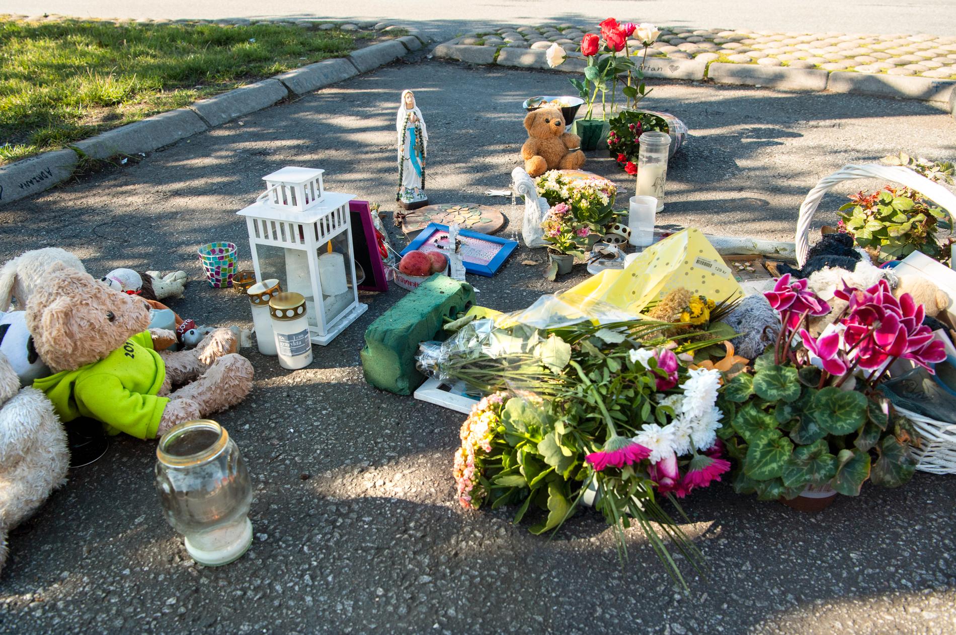 Blommor och nallar vid platsen där en tolvårig flicka sköts till döds i Botkyrka. Arkivbild.