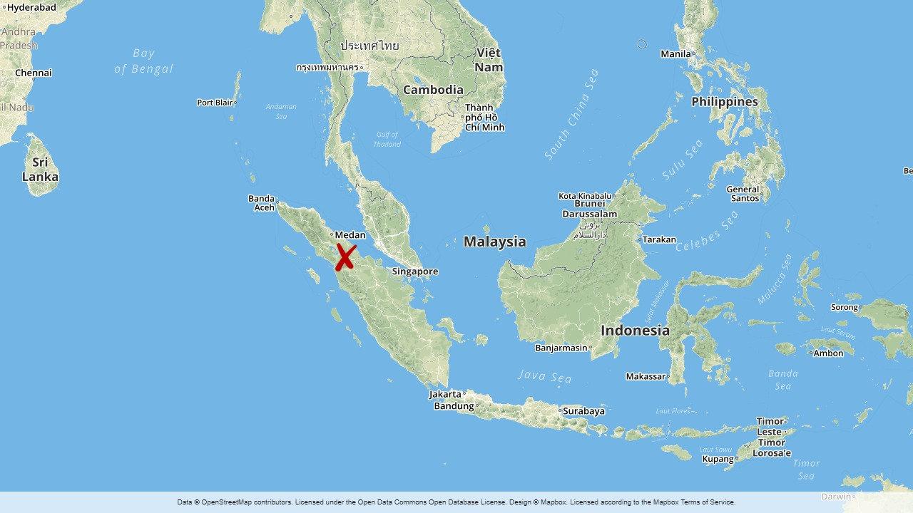 Två aktivister som medlade i en marktvist mellan ett palmoljeföretag och lokalbefolkningen har mördats på Sumatra i Indonesien.