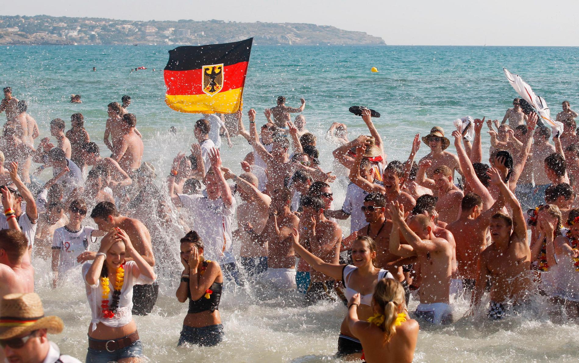 Tyska fotbollsfans på en strand i Mallorca. 