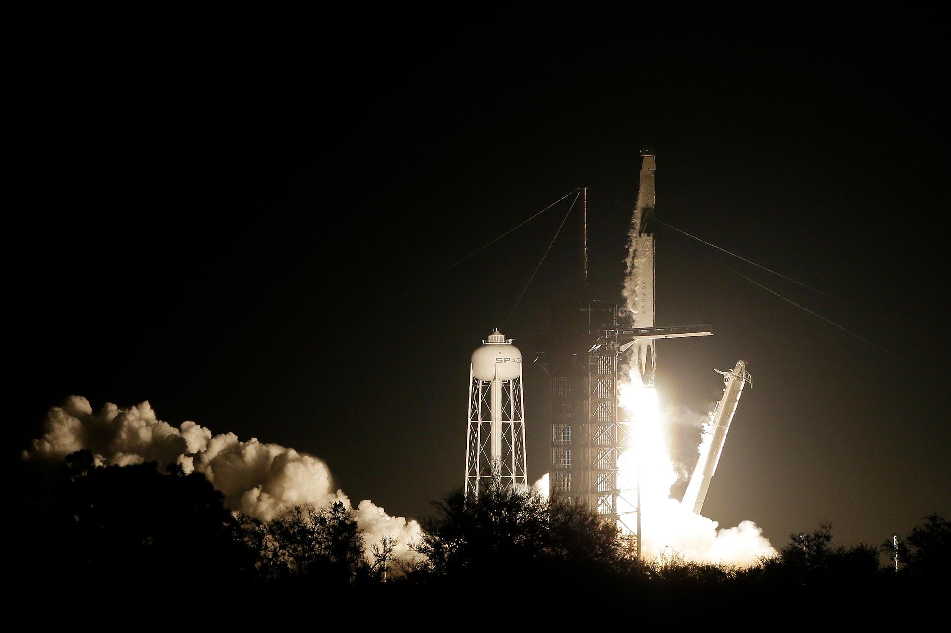 08.49 (svensk tid) lämnade raketen Falcon  9 marken.
