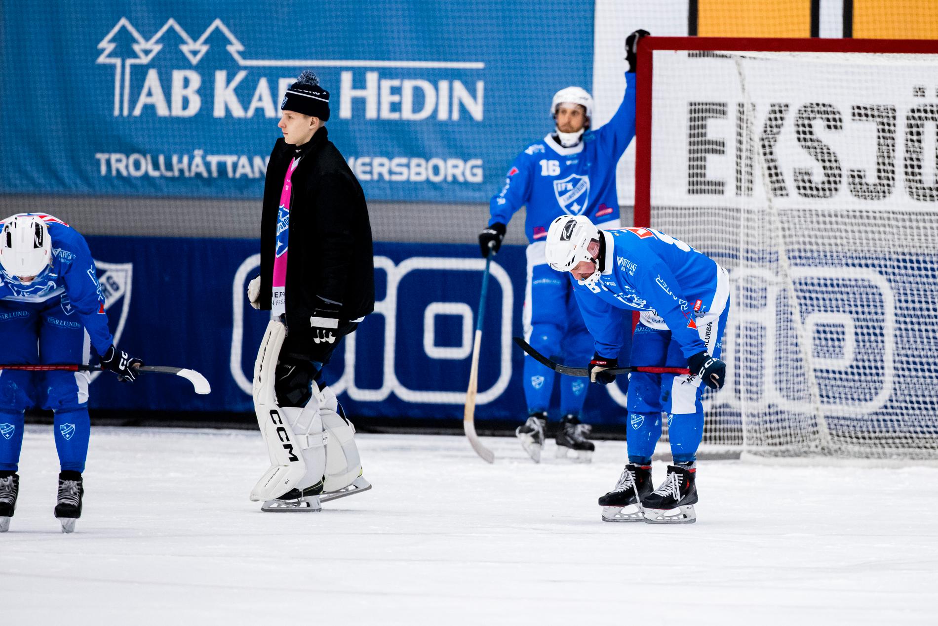 Vänersborg-spelare deppar efter förlusten mot Motala. 