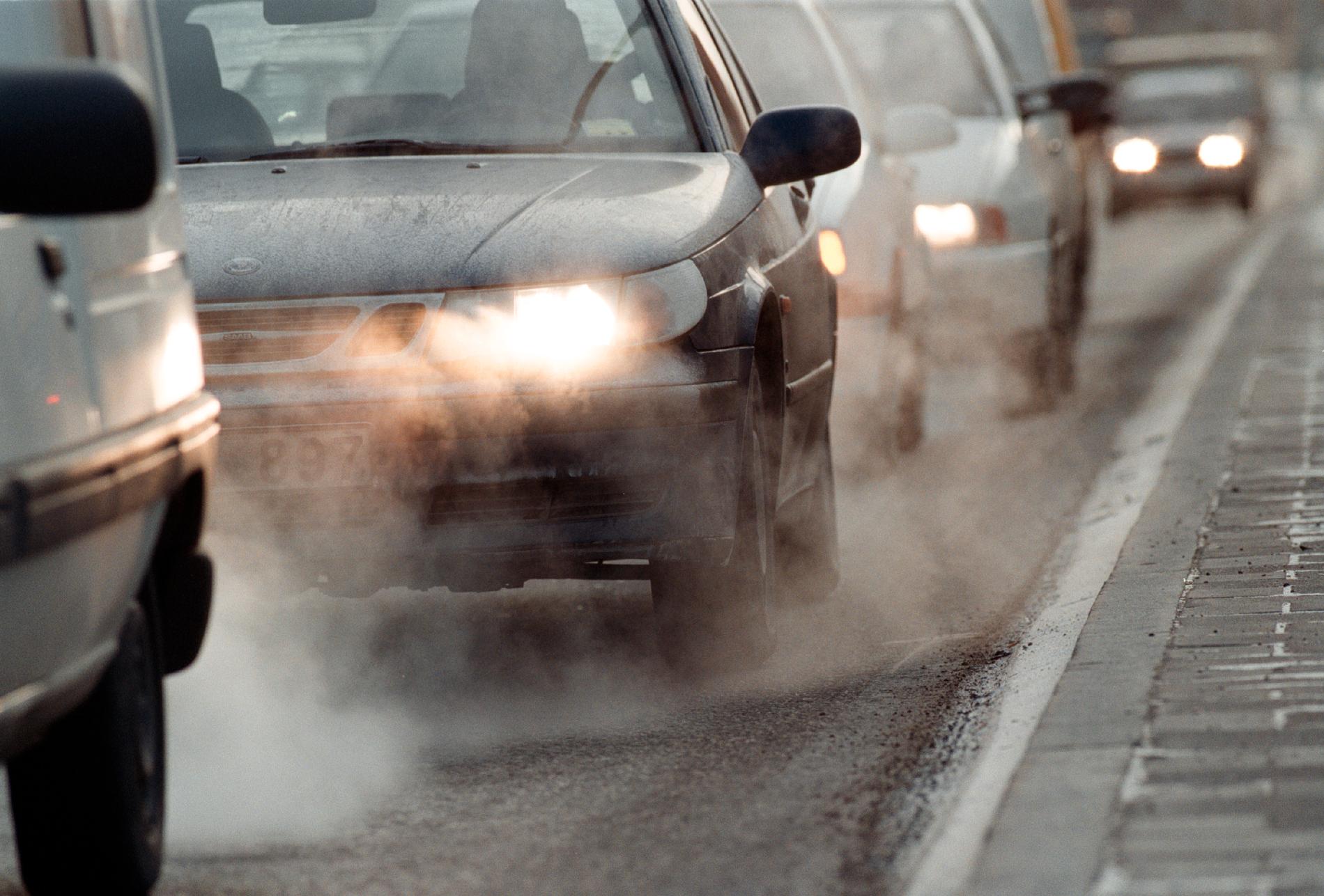 Utsläpp från trafiken är en av de största källorna till föroreningar i luften. Arkivbild.