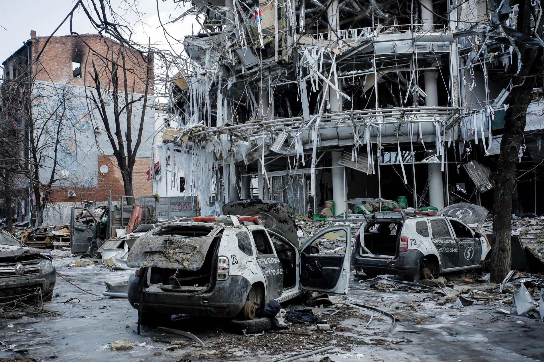 Sönderbombade byggnader i Charkiv.