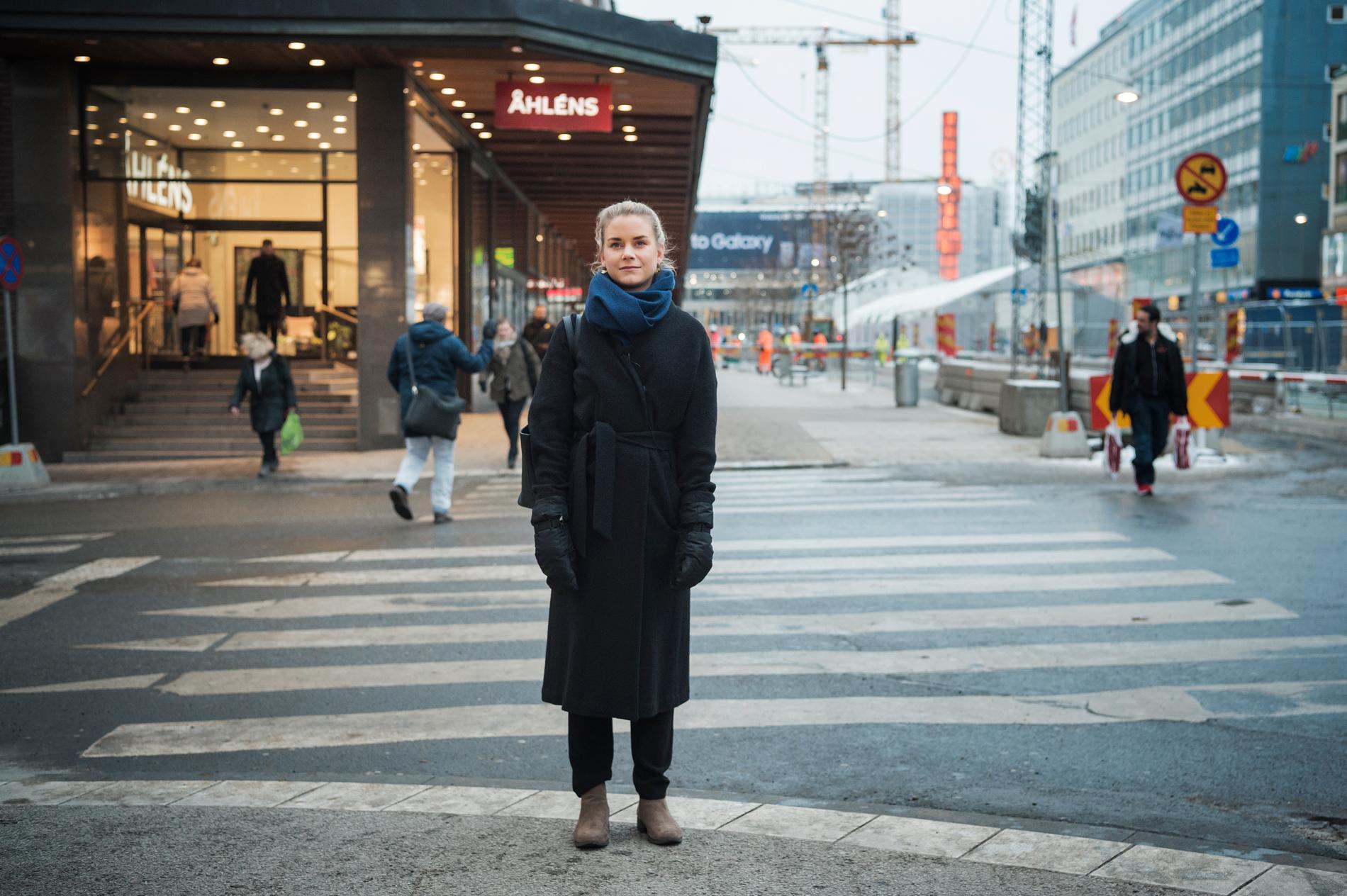 Kristina släpade Iryna i ett kvarter efter att hon blivit påkörd på Drottninggatan. 