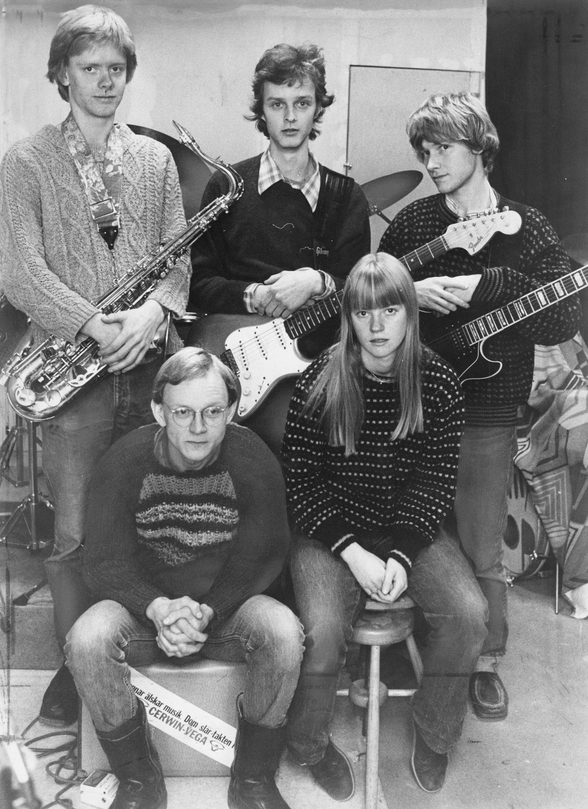 Lolita Pop i november 1980. Stående från vänster: Per Eriksson (i dag Ståhlberg, först saxofon och senare trummor), Benkt Svensson (i dag Söderberg, gitarr), Sten Booberg (gitarr). Sittande: Thomas Johansson (bas), Karin Wistrand (sång).
