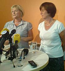 – Jag känner respekt och stolthet över Ulricas beslut, sa Mona Sahlin under fredagens presskonferens.